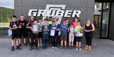 TECHNIKFERIEN – Großes Spiel, großer Spaß: Kinder bauen ihr eigenes „Mensch ärgere dich nicht!“ bei Wintergarten Gruber in Ascha