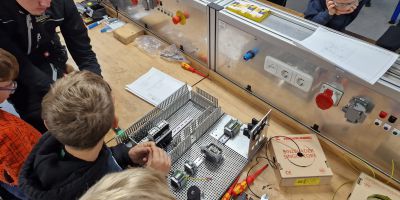 TECHNIKFERIEN „BLICKE HINTER DIE KULISSEN VON SCHILLER AUTOMATISIERUNGSTECHNIK“ IN OSTERHOFEN